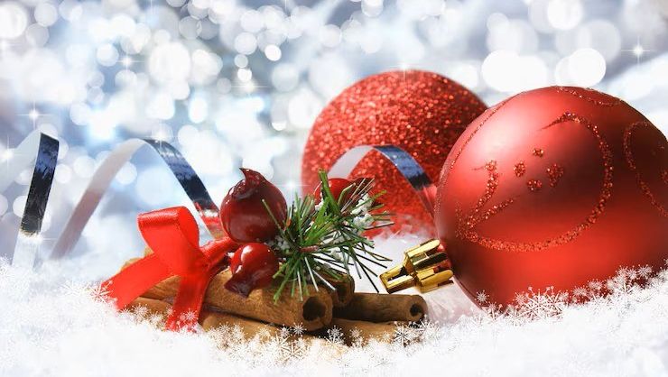 Kerstversiering tegen een bokhe lichte achtergrond met sneeuwvlokken 1048 3965