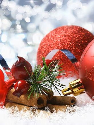 Kerstversiering tegen een bokhe lichte achtergrond met sneeuwvlokken 1048 3965